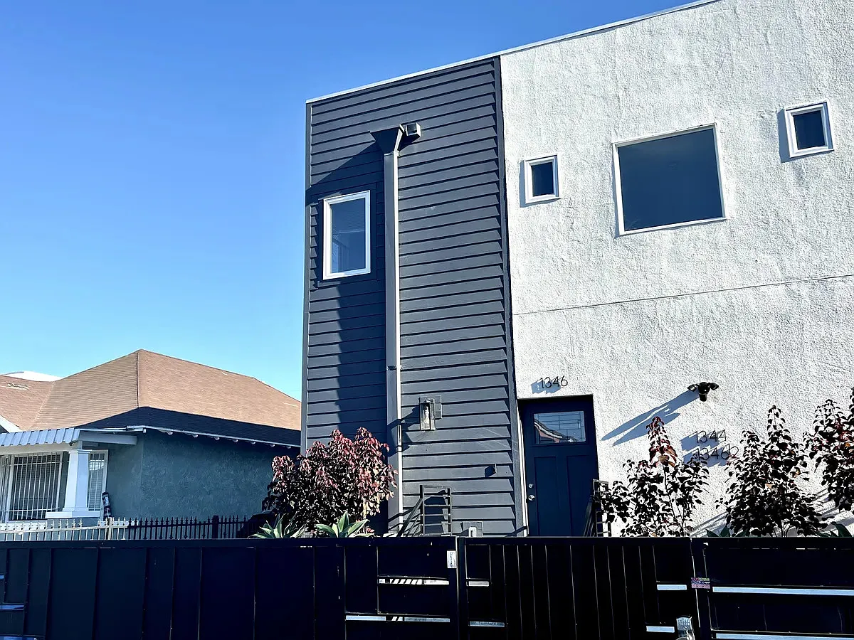 1346 1/2 W 37th Pl — Photo 1