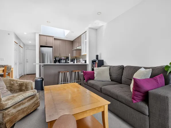 688 E 16th Ave #401, Vancouver, BC V5T 2V4