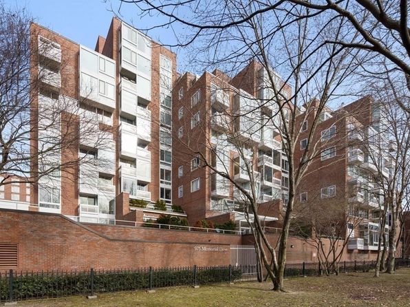 975 Memorial Dr APT 204