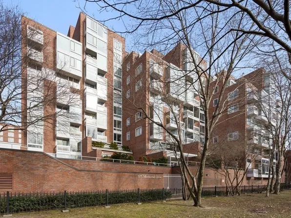 975 Memorial Dr APT 204, Cambridge, MA 02138