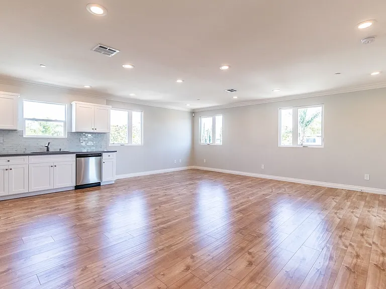 1737 S Longwood Ave — Photo 43