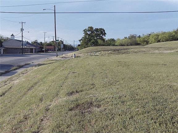2nd image of 704 N Oak Ave