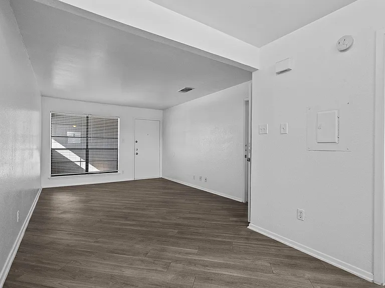 320 E 4th St #106 — Photo 17