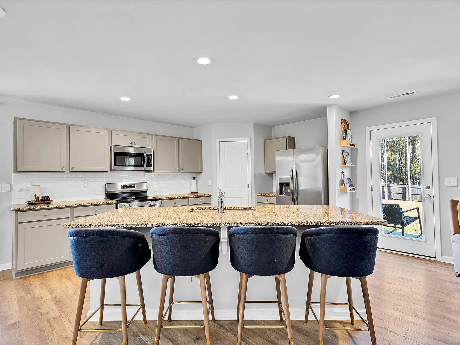 4 bed, 2.5 bath, 1925 sqft, $2,350 — Photo 4
