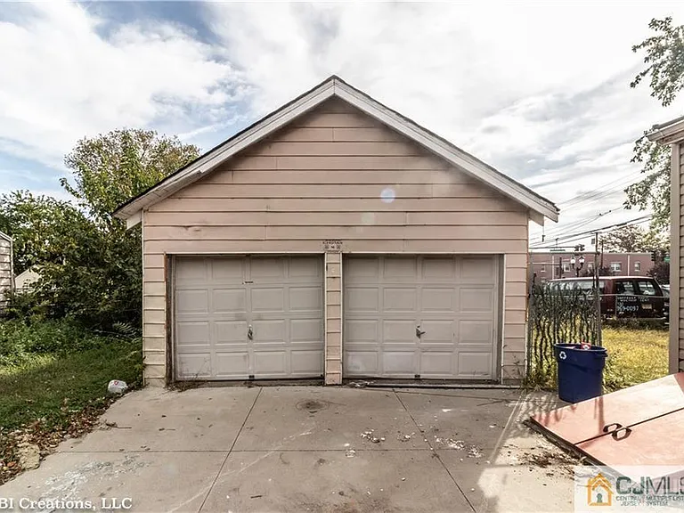 556 Roosevelt Ave #2 — Photo 4