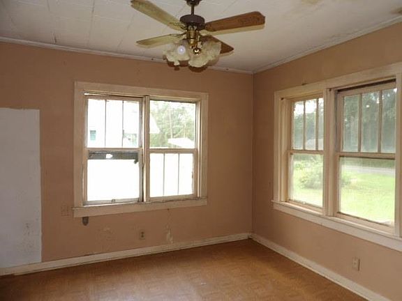 4th image of 826 Bateman St