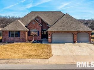 2000 Susan Hope Dr, Pekin, IL 61554