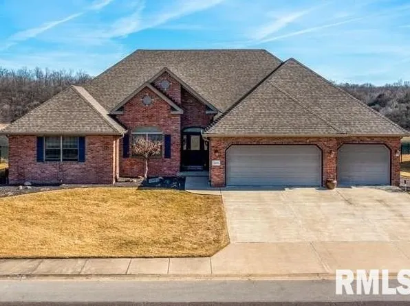 2000 Susan Hope Dr, Pekin, IL 61554