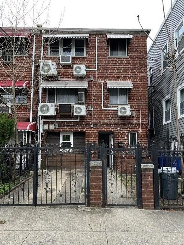 3 bed, 1100 sqft, $3,777 — Photo 1