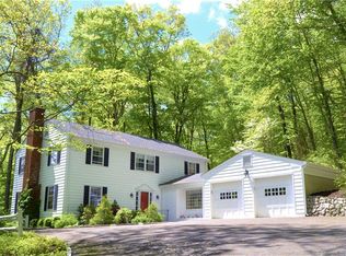 30 Chestnut Hill Ln, Stamford, CT 06903
