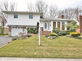 20 Grohmann Ln, Plainview, NY 11803