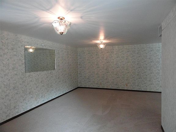Large living room with new carpeting.
