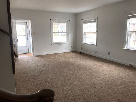 4th image of 245 E Irvin Ave