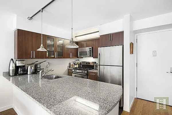 1st image of 555 W 23rd St APT S3d