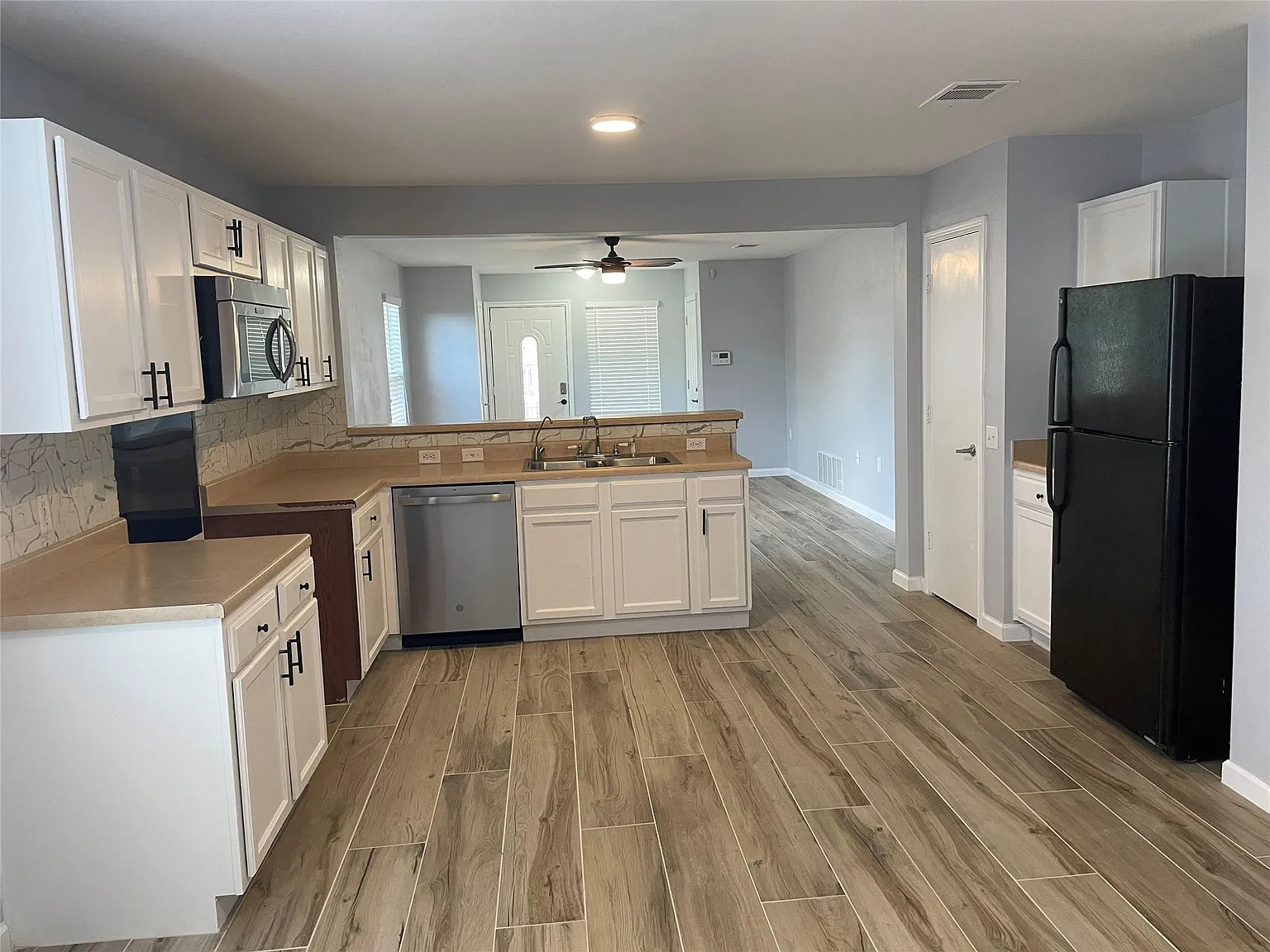 3 bed, 2.0 bath, 1324 sqft, $1,995 — Photo 4