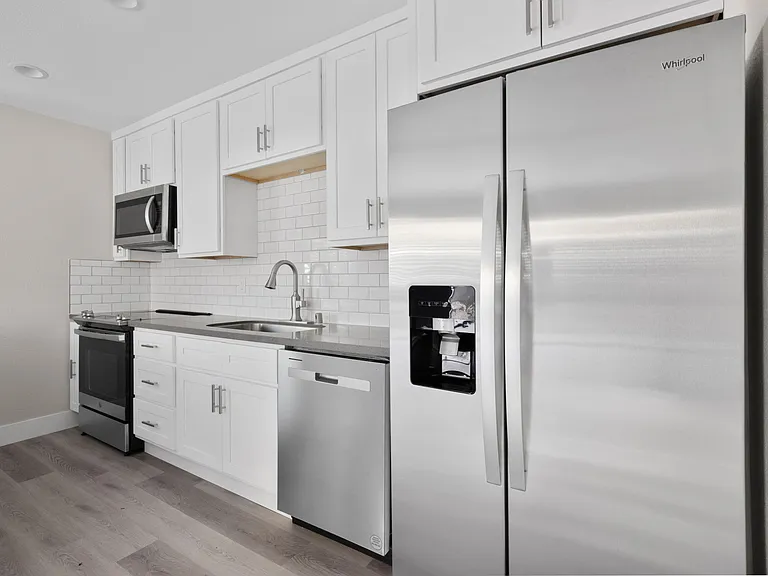 Sunset Cliffs Apartments — Photo 26