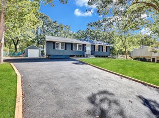 31 Fawn Ln W, South Setauket, NY 11720