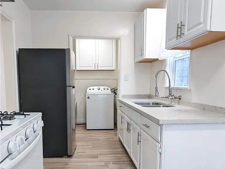 6101 S Hobart Blvd — Photo 2