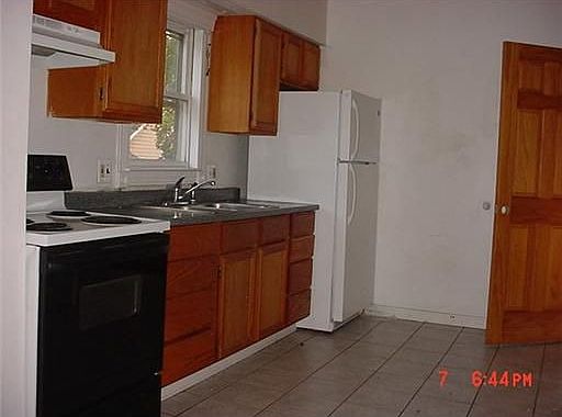 2nd image of 839 Comfort St