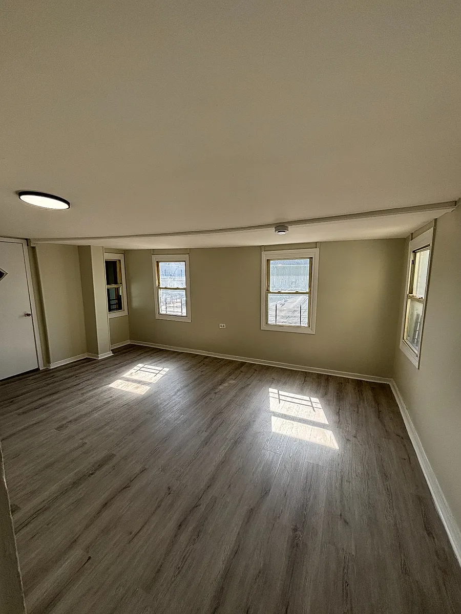 Building Photo - 809 Summer Ave #3
