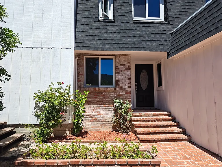 52 Olympia Way — Photo 3