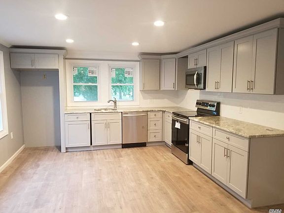 3rd image of 6 Greenwood Blvd
