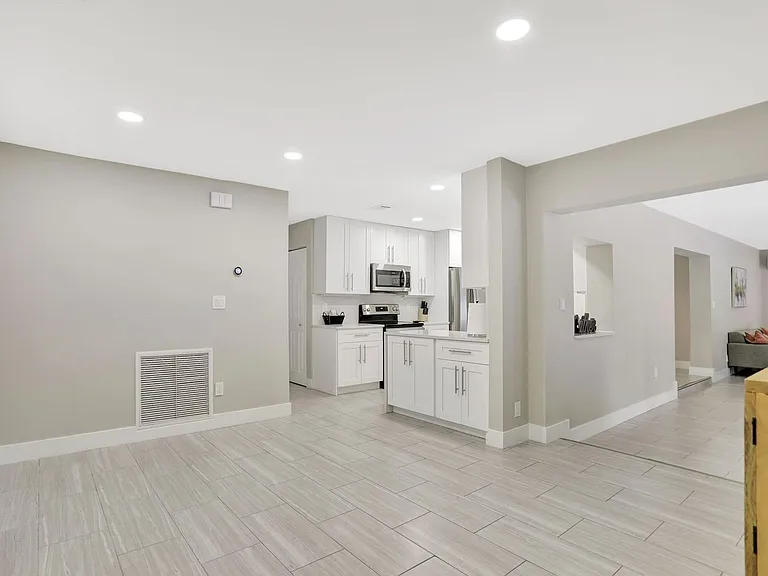 1035 NW 5th Ave — Photo 3