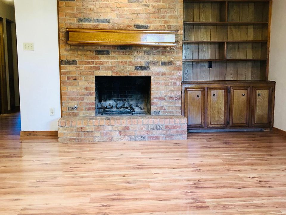 Beautiful living room with hardwood floors and gas or wood-burning fireplace