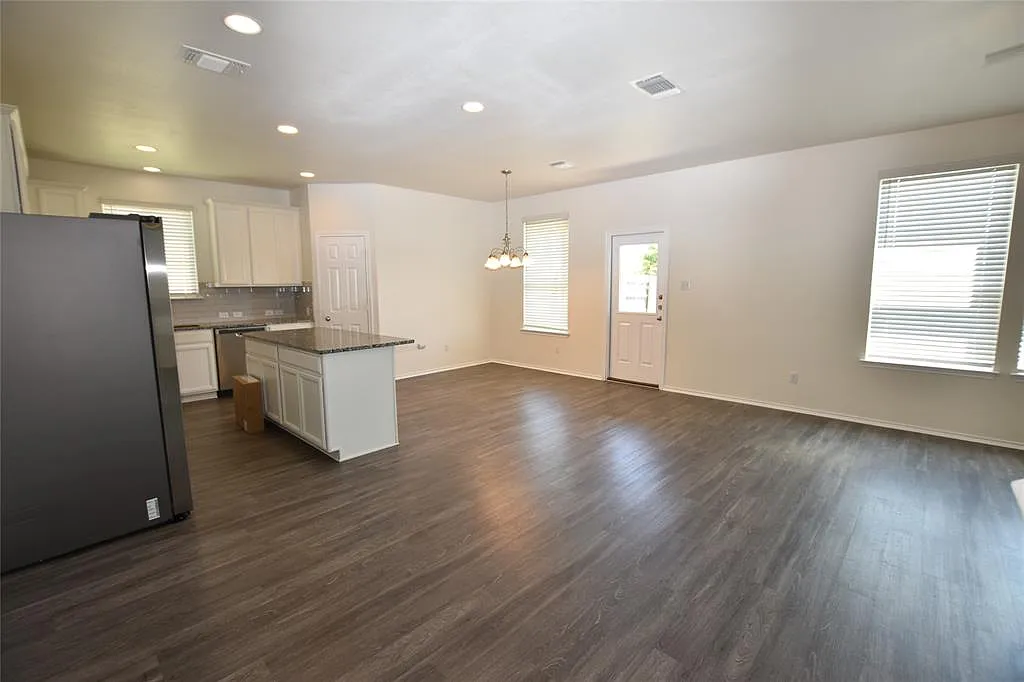3 bed, 2081 sqft, $2,295 — Photo 3