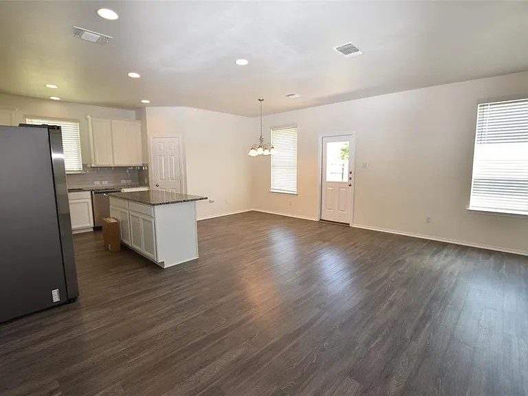 700 Bayberry Cir — Photo 3