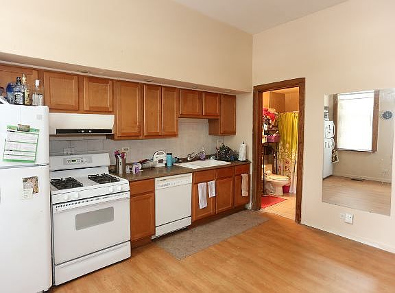 3rd image of 2057 W Roscoe St Ste 1