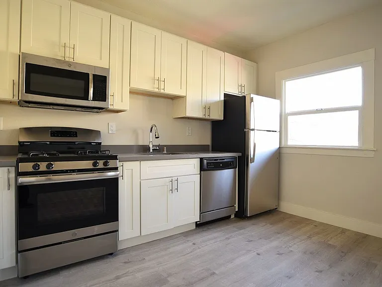 1482 University Ave — Photo 3