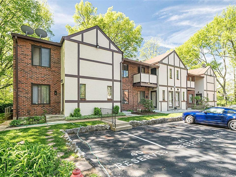 1st image of 328 Barrington Square Est APT B