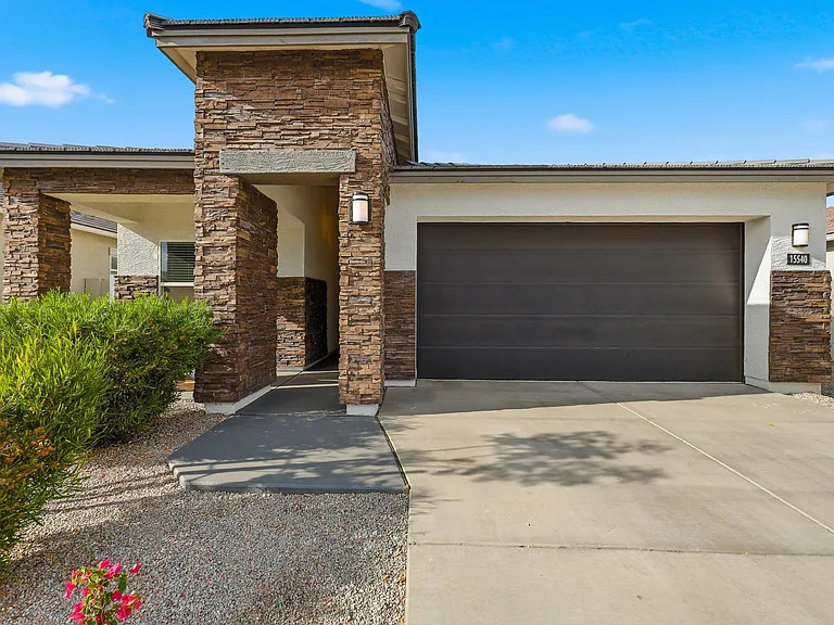 15540 W Smoketree Dr — Photo 2