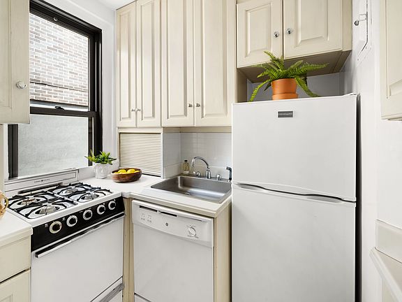 3rd image of 308 E 79th St APT 16G