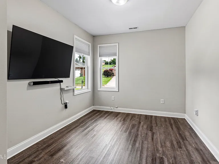 515 Villa Ln — Photo 21