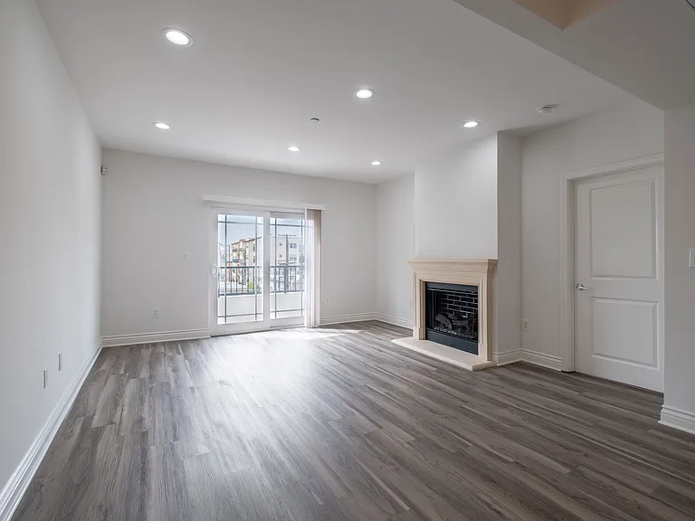 147 S Doheny Dr #303 — Photo 4