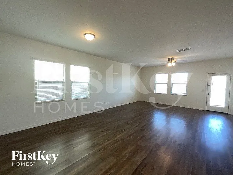 20117 W Woodlands Ave — Photo 2