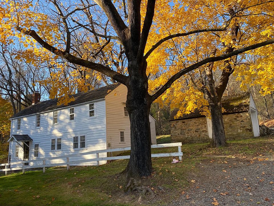 Guest House rental with small storage garage.
