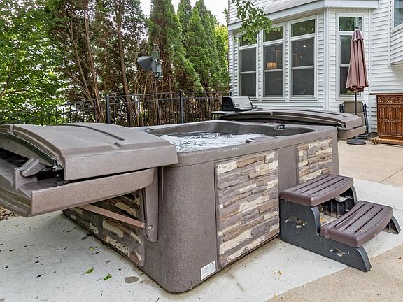 Newer hot tub/jacuzzi in the backyard