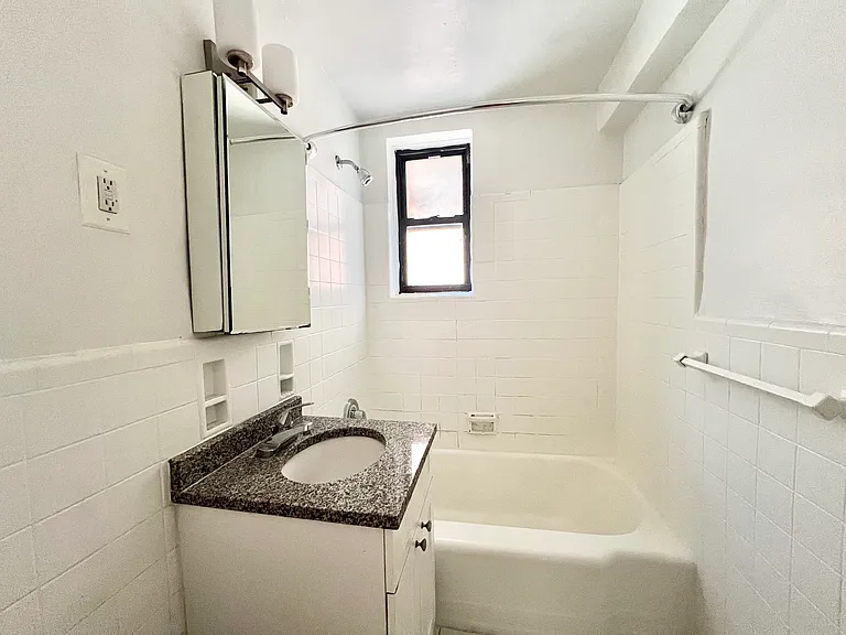 2409 E 3rd St #2F — Photo 8