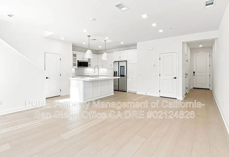 390 Baker St — Photo 3