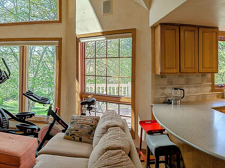 1004 Thomas Rd — Photo 4