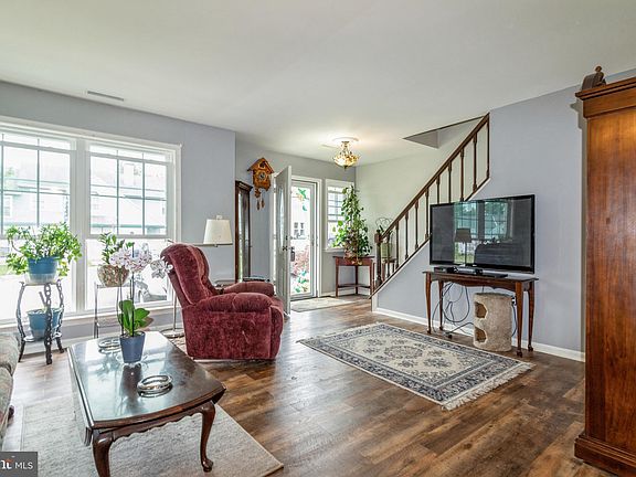 5th image of 211 White Plains Ct