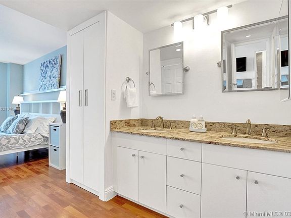 Master Bath w/ Dual Sinks