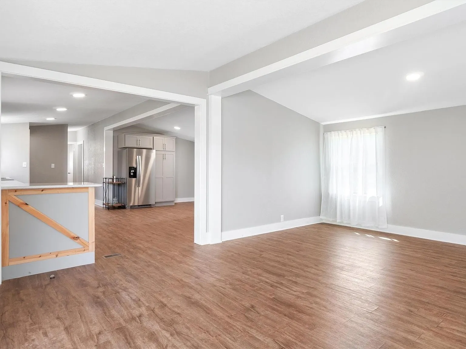 3 bed, 1.0 bath, 1080 sqft, $1,975 — Photo 4