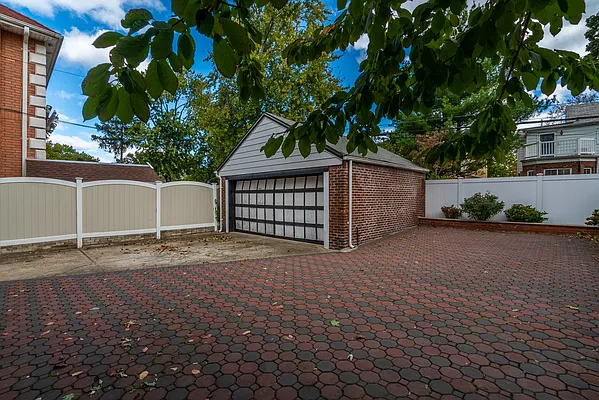 Sold by Julia Shildkret Real Estate Group | media 4