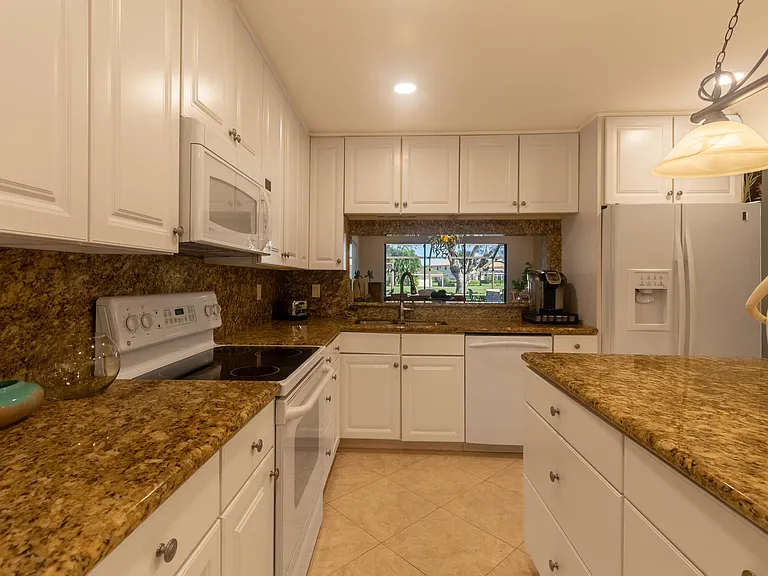 533 Prestwick Cir — Photo 14