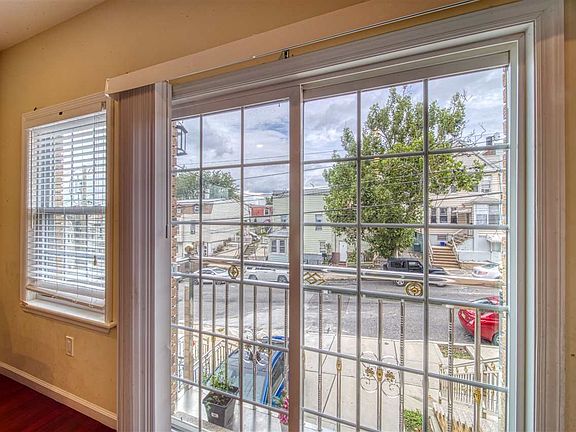 4th image of 31 Spruce St #2
