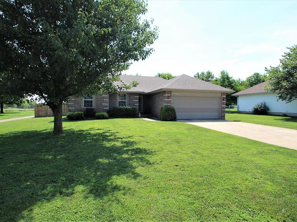 1st image of 214 N Grand Prairie Dr